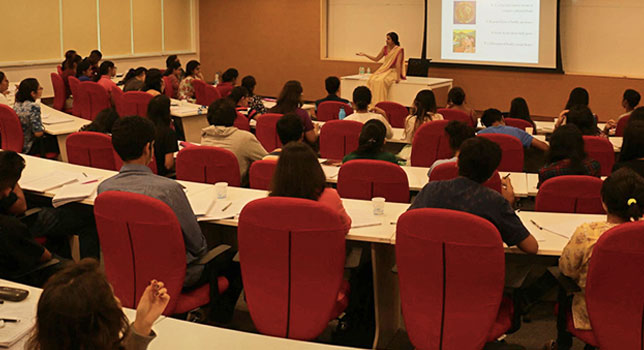 https://www.ashoka.edu.in/wp-content/uploads/2021/03/class-room.jpg